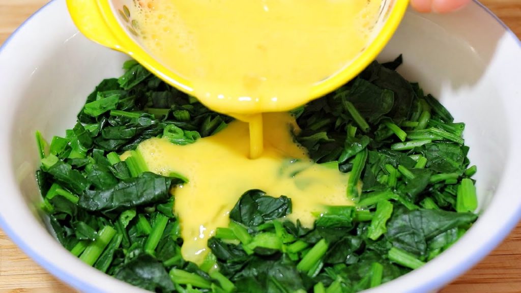 菠菜中打入2个鸡蛋,头一次见这种做法,不炒不凉拌,出锅太香了【刘姐厨房 Magic Food】