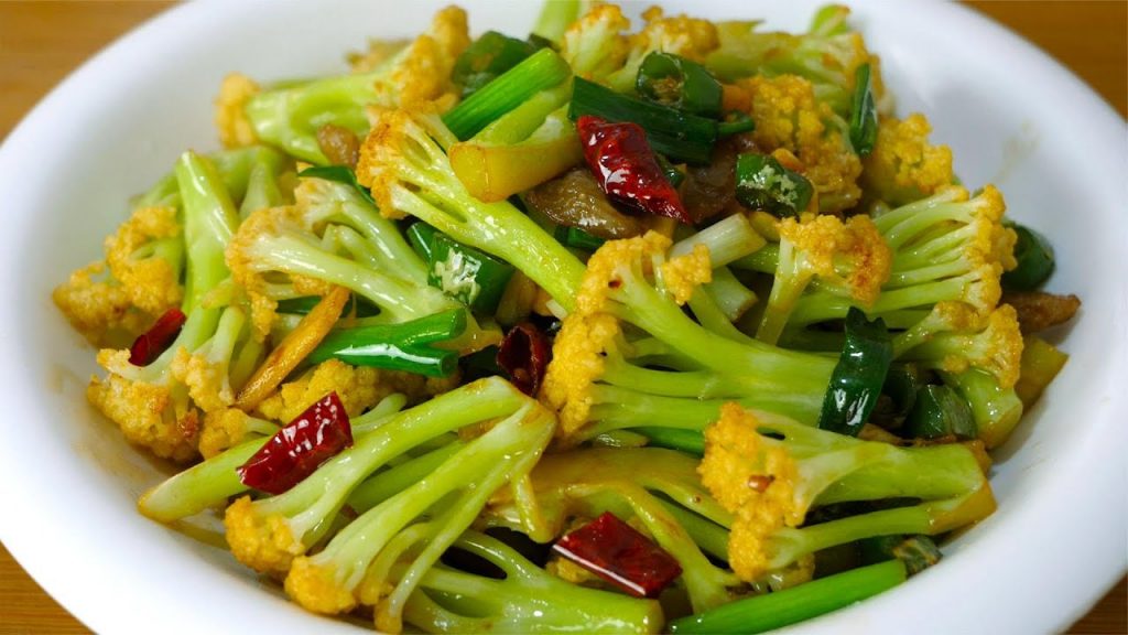 干锅花菜有人焯水,有人直接炒,都错了,饭店大厨教你正确做法Cauliflower recipe
