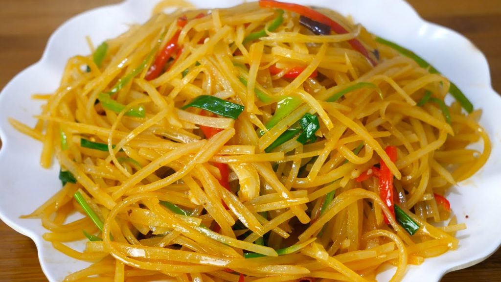 酸辣土豆丝好多人第一步就错了,厨师长教你技巧,香辣爽脆不粘锅Shredded Potato Recipe