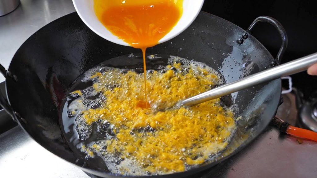 鸡蛋倒进滚烫的油锅中,瞬间变美食,太厉害了,又学会一道特色菜Egg recipe