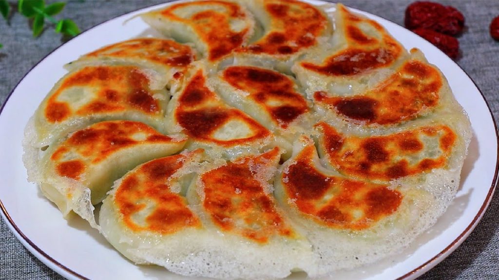 做鍋貼時有人用澱粉,有人用面粉,都不正確,今天教您正確做法【劉姐廚房 】