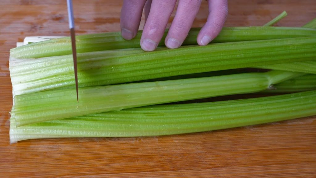 芹菜炒肉,到底先炒芹菜还是先炒肉,大厨教你正确做法,好吃下饭Celery Stir-Fried Pork Recipe