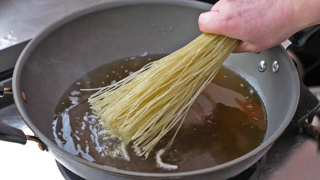 粉条扔进滚烫的油锅中,瞬间变美食,我家一周吃5次,营养又解馋New recipe for vermicelli