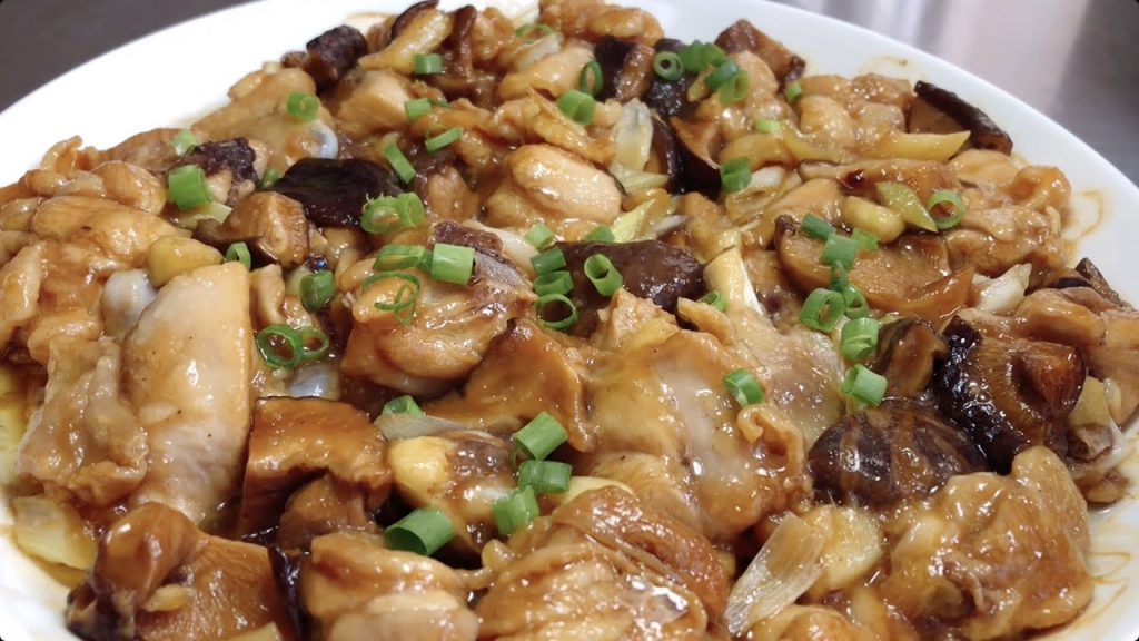 4分鐘就學會香菇蒸滑雞的做法,飯店大廚手把手教你,做出來的雞肉滑嫩多汁!