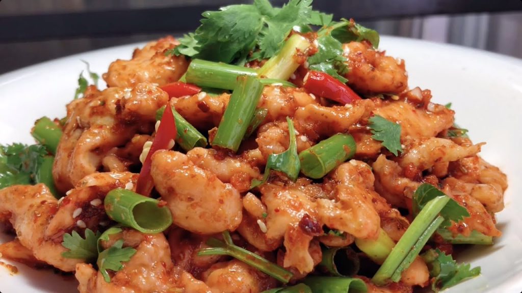 廚師長教你涼拌雞胸肉的家常做法,步驟詳細,香辣入味下酒又下飯【留意美食】