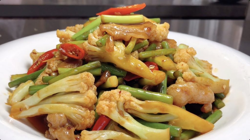 廚師長教你肉炒菜花的家常做法,步驟詳細,爽脆開胃下酒又下飯【留意美食】