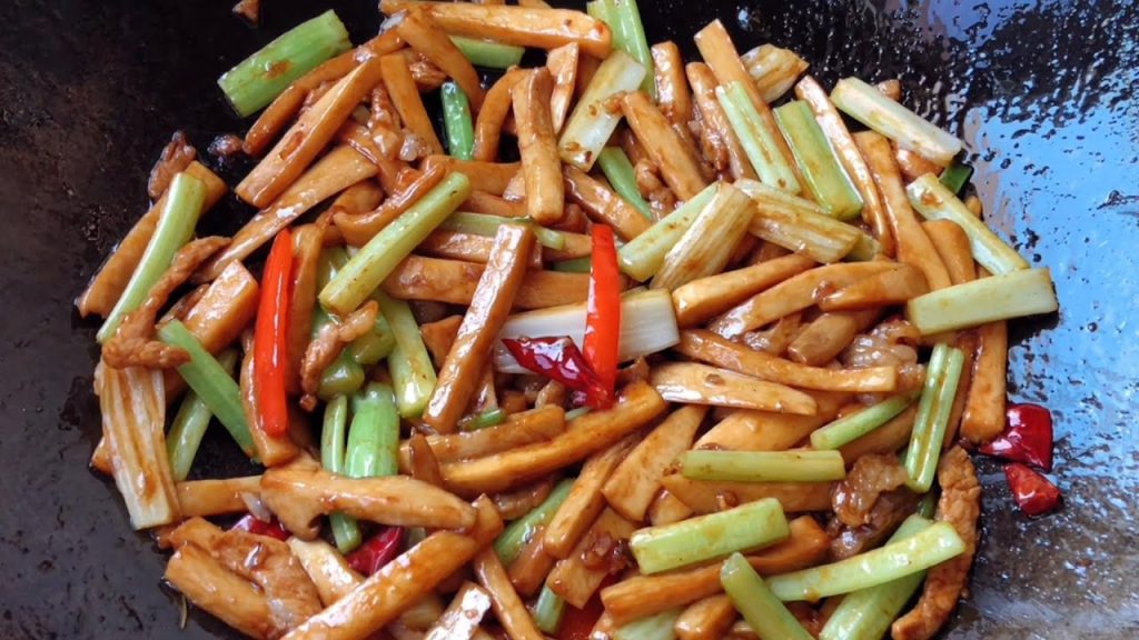 廚師長教你芹菜炒杏鮑菇家常做法,步驟詳細,爽口開胃下酒又下飯 【留意美食】#芹菜炒杏鮑菇 #芹菜料理 #杏鮑菇料理