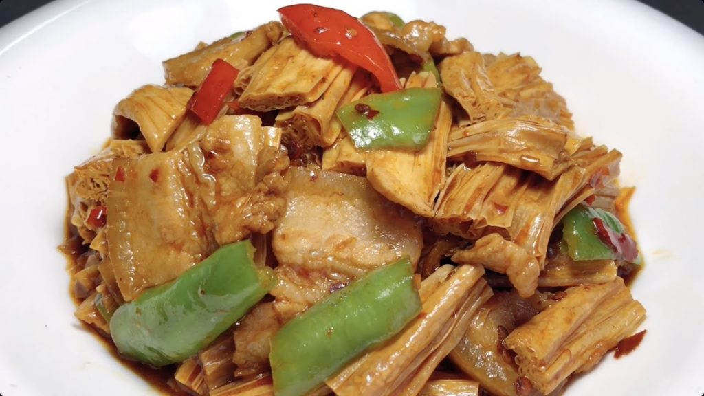 為什麼飯店做的炒腐竹這麼好吃?原來有滿滿的技巧!今天廚師長教你詳細的做法,鮮香微辣,下飯一流!【留意美食】