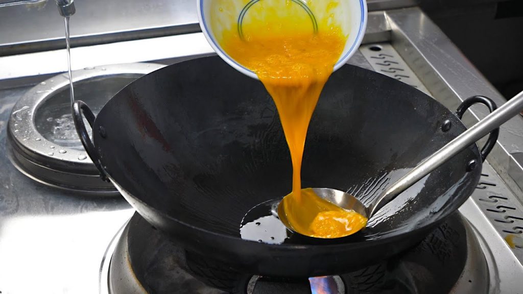 看酒店大厨是如何炒韭菜鸡蛋的,这操作手法太牛了,难怪那么好吃Chives and eggs