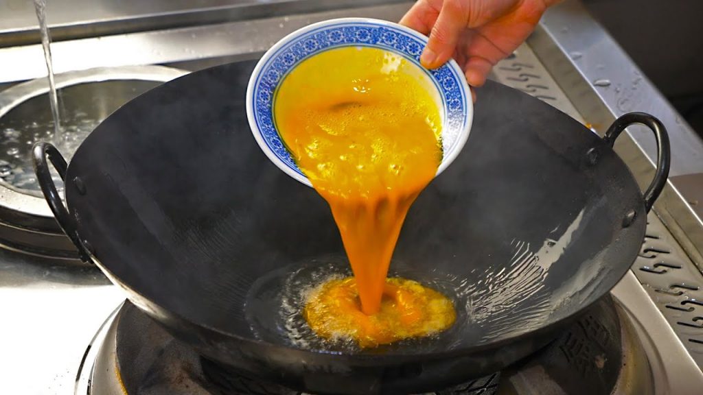 看酒店大厨是如何做西红柿炒鸡蛋的,这厨艺太棒了,长见识了Scrambled eggs with tomatoes