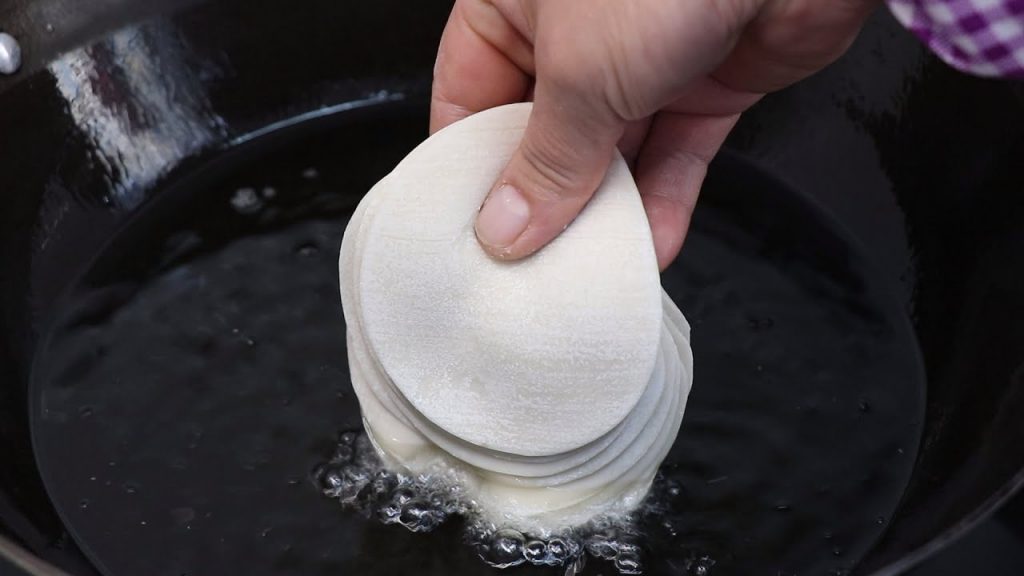 饺子皮放进滚烫的油锅中,瞬间变美食,我家一周吃5次,营养解馋【刘姐厨房 Magic Food】