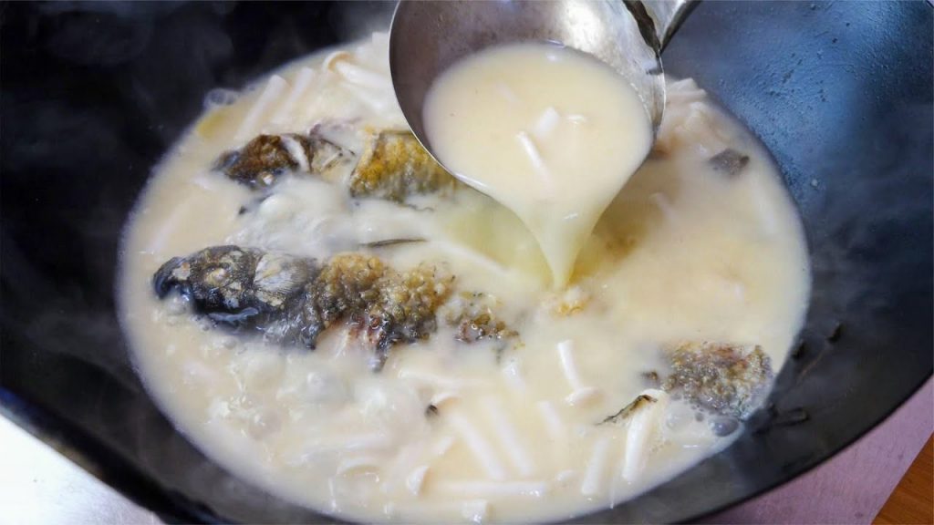 鱼头汤很多人都做错了,饭店大厨教你不外传的秘诀,鱼汤浓白鲜香Fish head soup