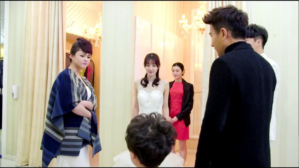 灰姑娘穿緊身鏤空婚紗,皮膚白皙到發光,把兒子和總裁都看愣了!