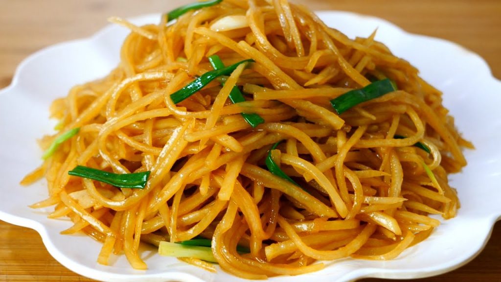 炒土豆丝时,最忌直接下锅炒,酒店大厨教你一招,爽脆开胃不粘锅potato shreds