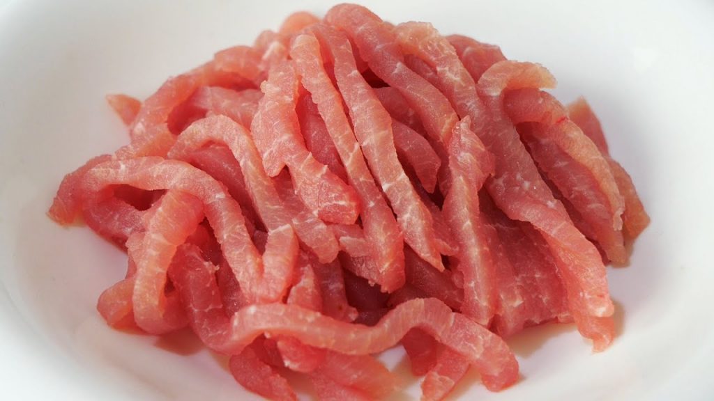 炒肉丝不能直接下锅炒,大厨教你诀窍,肉丝滑嫩不粘锅,太棒了Shredded pork