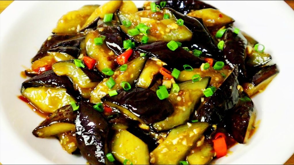 炒茄子万不可直接下锅,费油还不入味,大厨教你一招,好吃不吸油