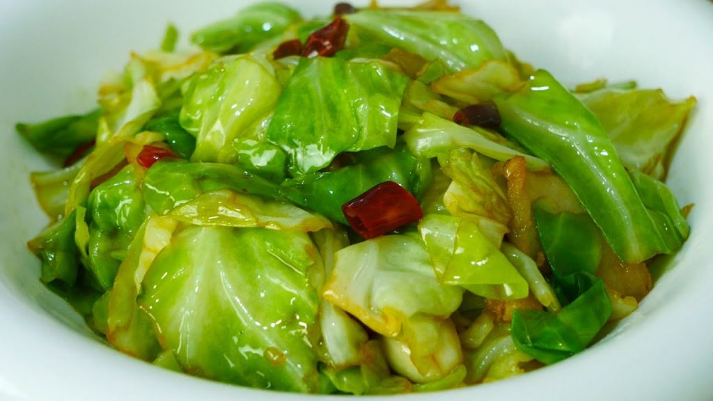 手撕包菜到底是过油还是焯水?大厨教你正确做法,比吃肉还过瘾Shredded cabbage