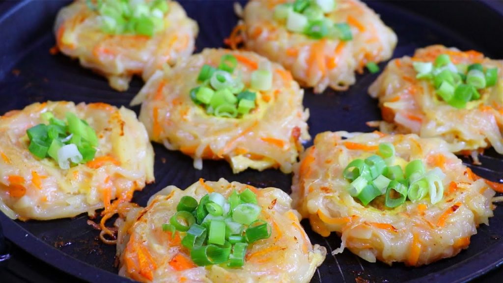 2个土豆2个鸡蛋,农村媳妇教你做创意土豆饼,当菜又当饭,真香【小诺厨房 VS刘姐厨房 Magic Food】