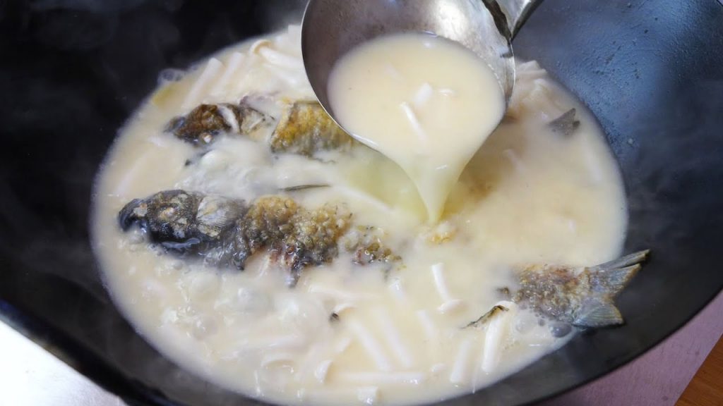 鲫鱼汤好多人都做错了,饭店大厨教你不外传的秘诀,汤浓白好喝Fish Soup