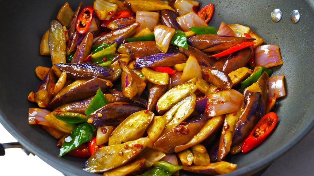 炒茄子万不可先放油,大厨教你一招,茄子不发黑不吸油,太香了Fried eggplant