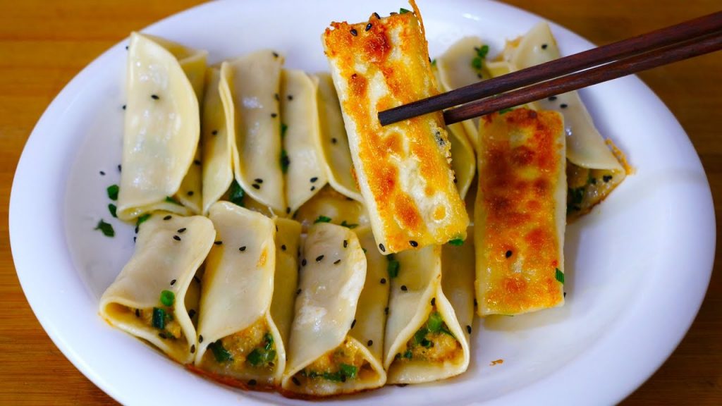 做锅贴有人用面水,有人用淀粉水,教你正确做法,焦香酥脆超好吃fried dumpling