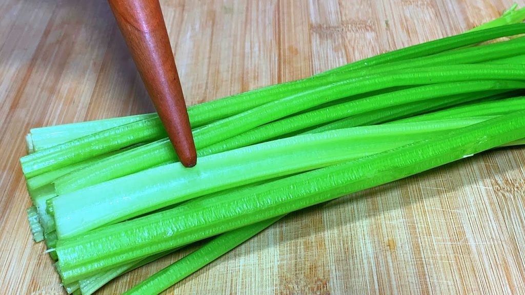 芹菜有人焯水,有人直接炒,分享正確做法,脆嫩入味不塞牙【劉姐廚房 Magic Food】#芹菜 #家常菜