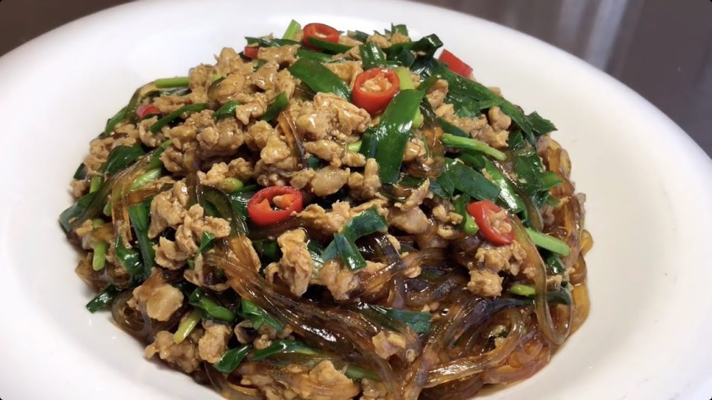 原来“韭菜炒粉條”要这样做,廚師長教你粉條不粘鍋的家常做法,技巧全在这里Stir-fried Noodles with Leek