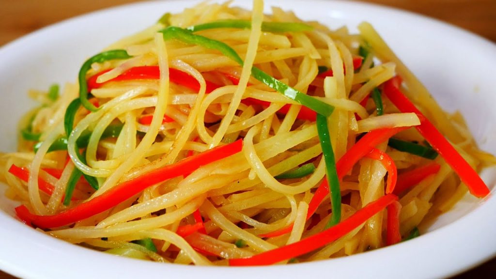 炒土豆丝时,第一步用水冲就错了,饭店大厨教你一招,好吃又爽脆Hot and sour potato shreds