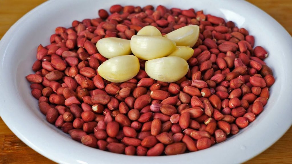 花生米新吃法,加一把大蒜,比水煮简单比油炸香,吃起来酥脆可口Peanuts