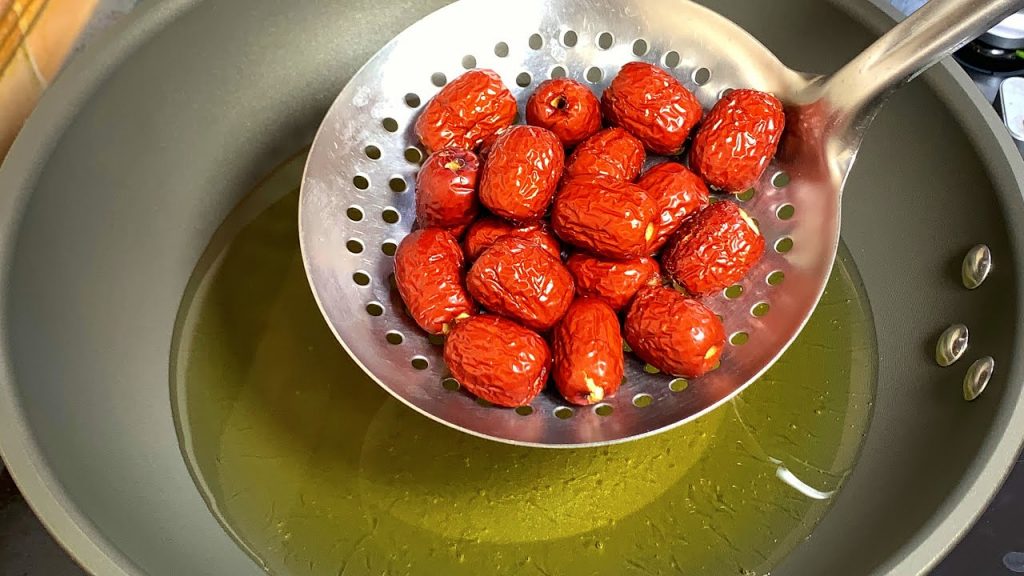 將紅棗倒入滾燙油鍋裏,出鍋瞬間變美食,第一次見這做法,真解饞【劉姐廚房 Magic Food】#紅棗零食