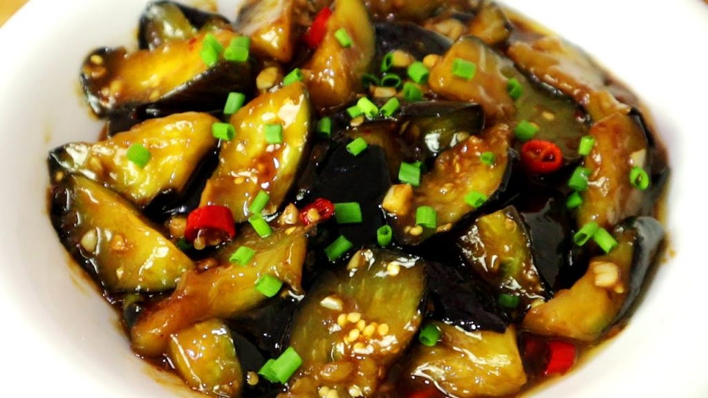 今天才知道,炒茄子不能先放油,学会这个小技巧,不吸油不油腻The practice of eggplant