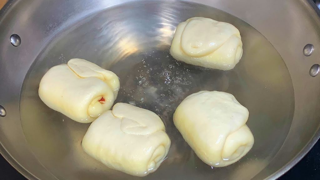 面团放进滚烫的开水中,太厉害了,头一次见这种做法,高手在民间【刘姐厨房 Magic Food】#面食 #面包