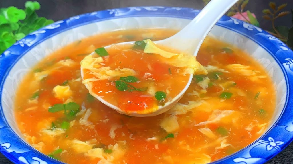 西红柿鸡蛋汤看似简单,原来也有诀窍,教你方法,蛋花漂亮超美味【刘姐厨房 Magic Food】#西红柿鸡蛋汤