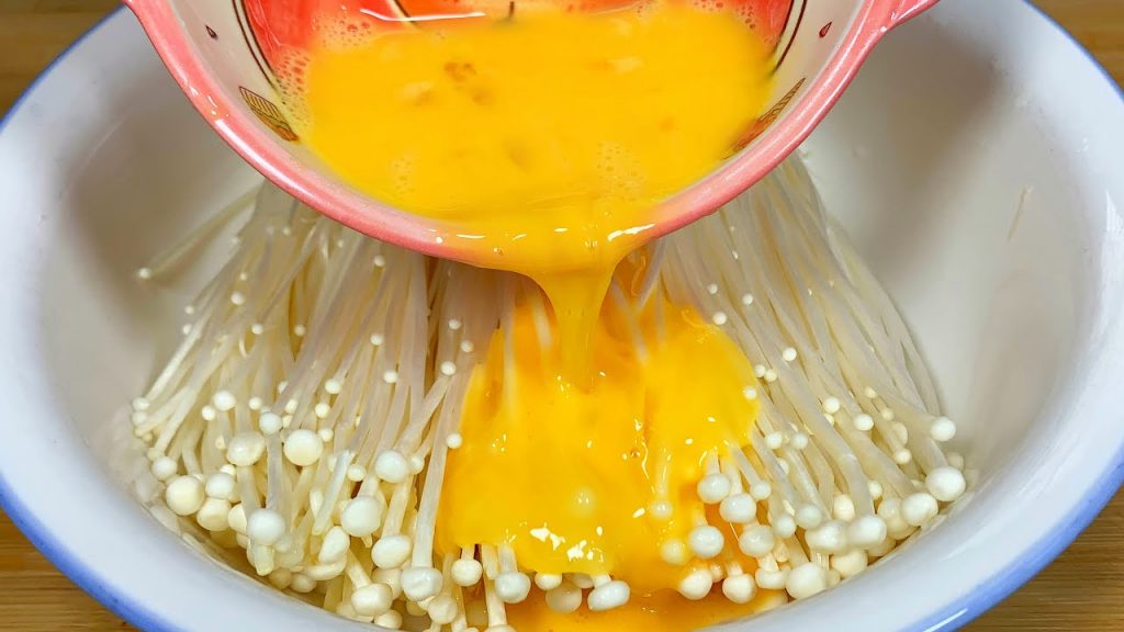 金针菇里打2个鸡蛋,真是太香了,我家一周吃6次,美味又解馋【刘姐厨房 Magic Food】#金针菇 #鸡蛋