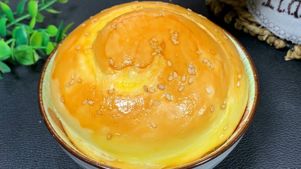 想吃面包不用买,用小碗就能做,简单揉出手套膜,松软又拉丝【刘姐厨房 Magic Food】#面食 #面包