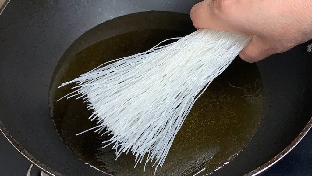 粉丝放入滚烫的油锅,2秒变美味,在家做给孩子吃,又酥又香【刘姐厨房 Magic Food】#粉丝 #零食