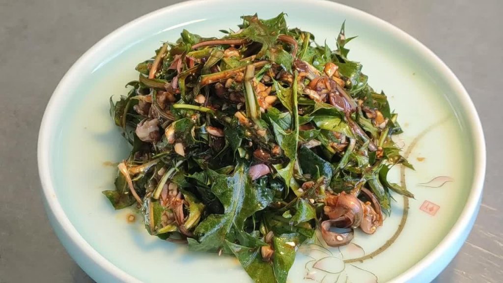 廚師長教你做一道家常菜,【涼拌蒲公英】,吃著不錯,你吃過沒?