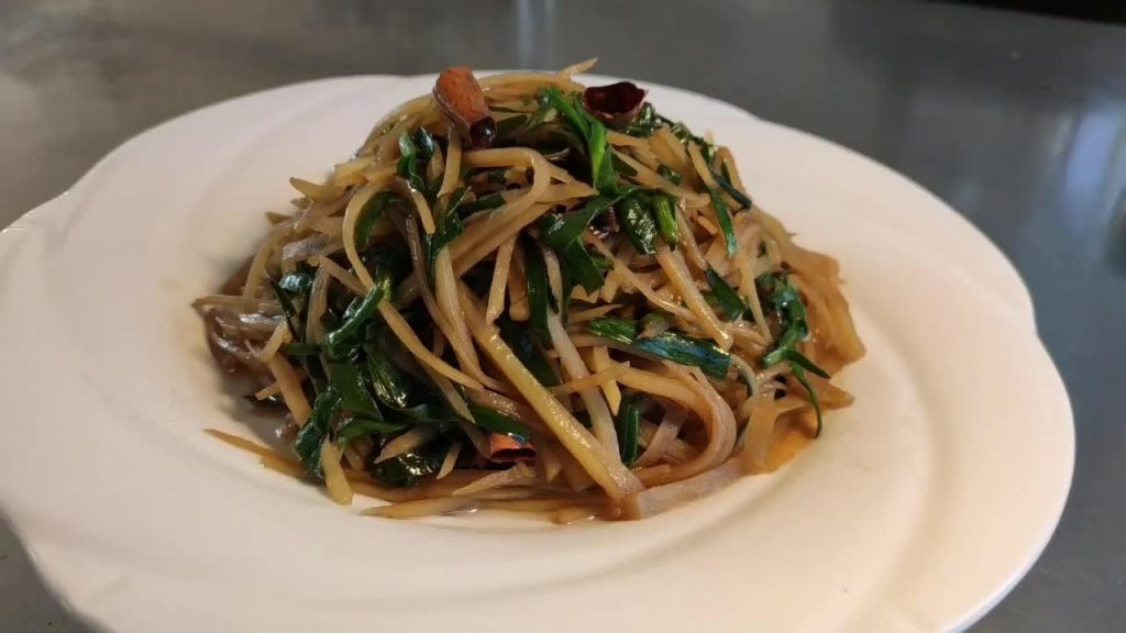 【春韭炒土豆絲】廚師長教你做一道家常菜,好吃又下飯