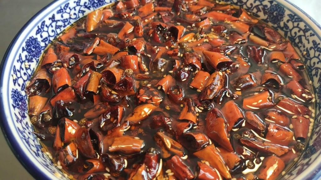 【炸辣椒段油】咋做才能香辣酥脆?四川廚師教你小訣竅,拌啥菜都香