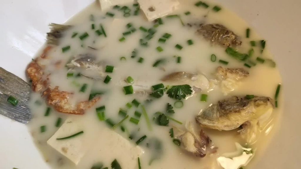 廚師教【鯽魚豆腐湯】,只要加了這三步,湯白味鮮,老人小孩都愛喝