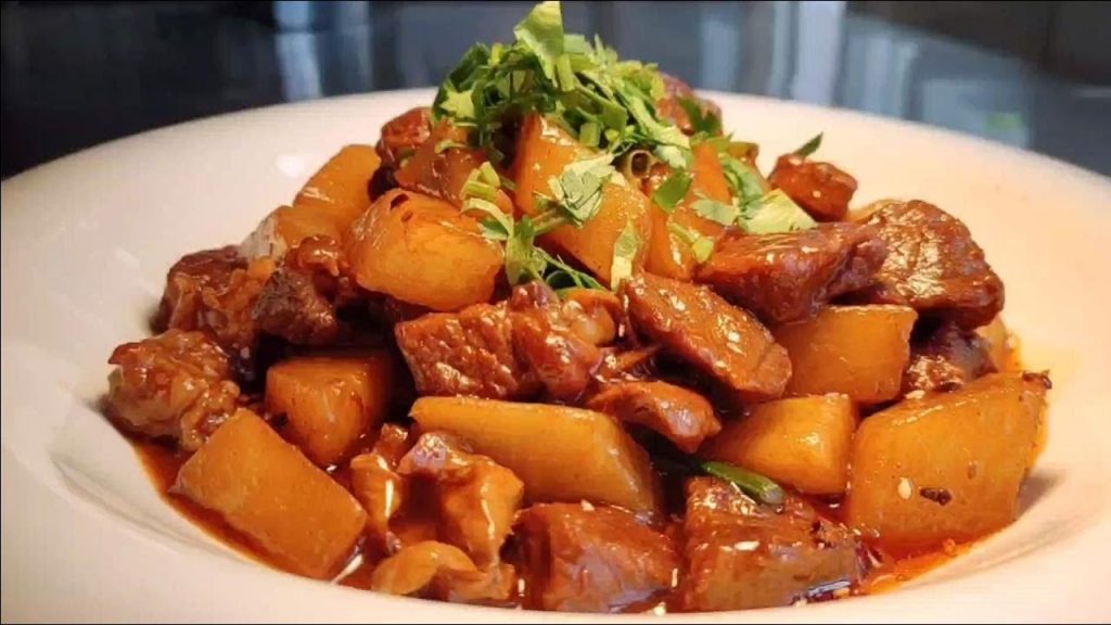 廚師長教你【蘿蔔燒牛肉】的家常做法,步驟詳細,醬香微辣,軟爛入味
