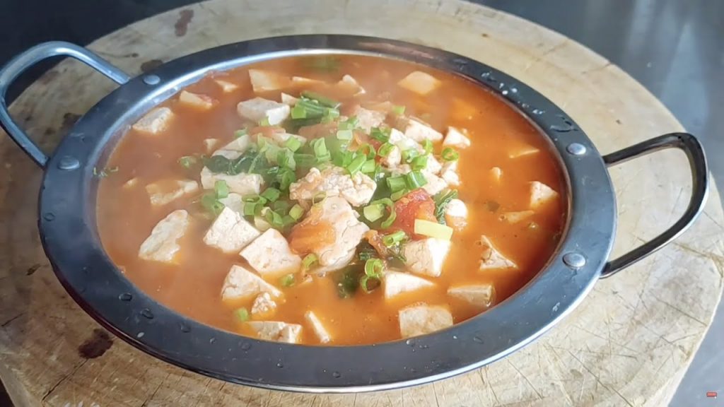 廚師長教你【西紅柿燉豆腐】的家常做法,湯汁鮮美,豆腐入味