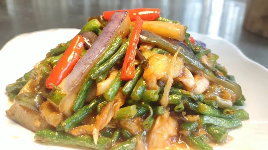 飯店廚師教你【豆角炒茄子】的家常做法,步驟清晰詳細,非常的下飯