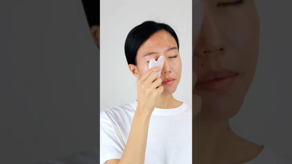 Masaje Gua Sha ojos hinchados por la mañana | Wabissabi #shorts