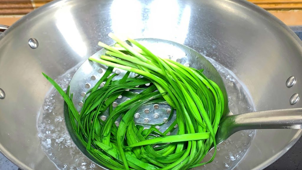 將韭菜放入滾燙的開水中,出鍋就是一道特色美食,真是高手在民間【劉姐廚房 Magic Food】#家常菜