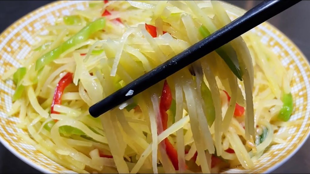 【留意美食】炒青椒土豆絲焯水還是直接炒?大厨教你正確方法,好吃不失色! #炒青椒土豆絲 #大廚教學 #留意美食