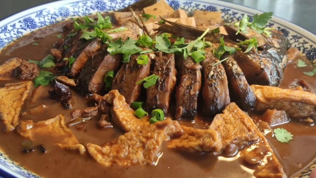 廚師教做【家常燉鯉魚】,放了不一樣的調料,燉魚好味道,看了就想吃