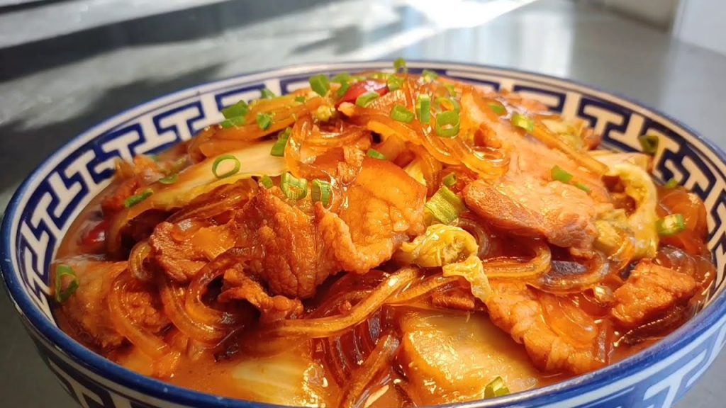 廚師長教你【白菜豬肉燉粉條】的家常做法,步驟詳細,好吃過癮又下飯