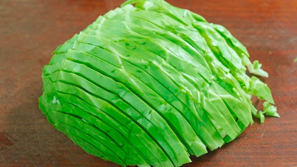 包菜好吃有窍门,大厨教你包菜炒鸡蛋正确做法,一周吃8次都不腻Scrambled Eggs with Cabbage Recipe