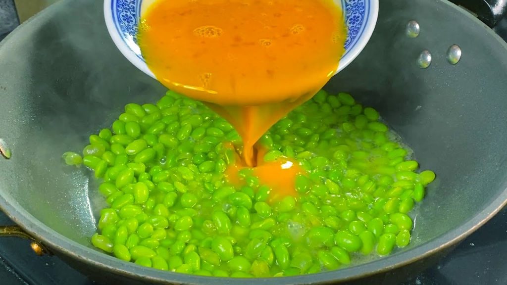 把鸡蛋倒进毛豆中,瞬间变经典美食,营养美味,实在太香了Soy Bean Recipe